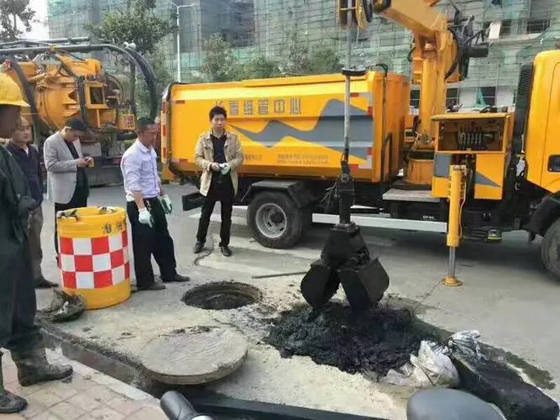 德安街道：网格员化身“清道夫”，为民解忧疏通“堵心”化粪池