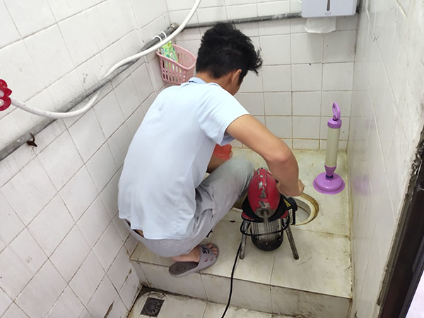 德安肥皂掉到马桶里把马桶堵住了怎么办？马桶堵住了怎么办