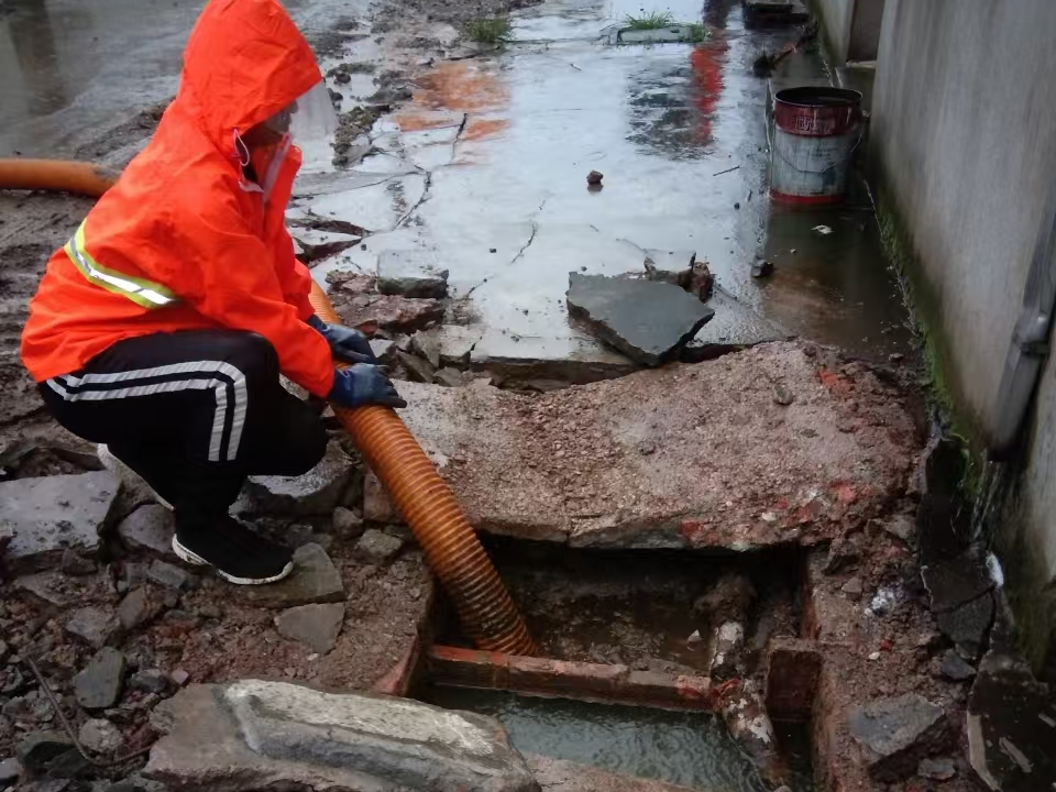 德安专业清理污水池 炜誉市政以规范流程守护城市 “肠道”