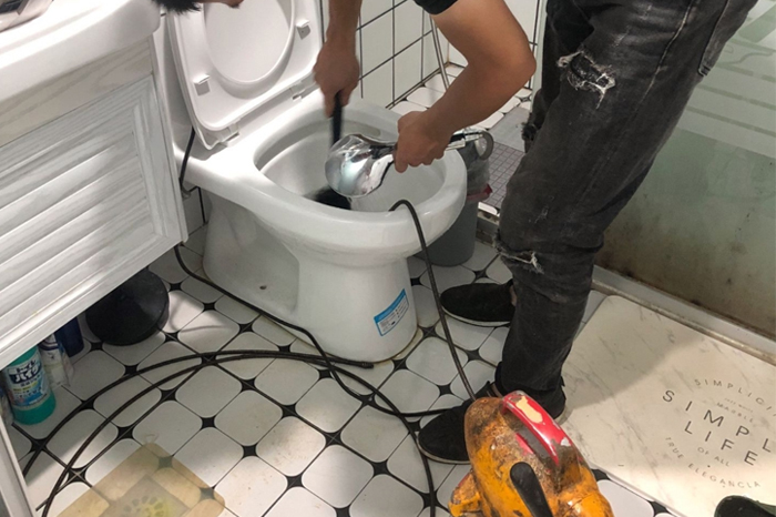 德安马桶堵塞自己疏通还是找师傅?专业上门服务让你省时更省心